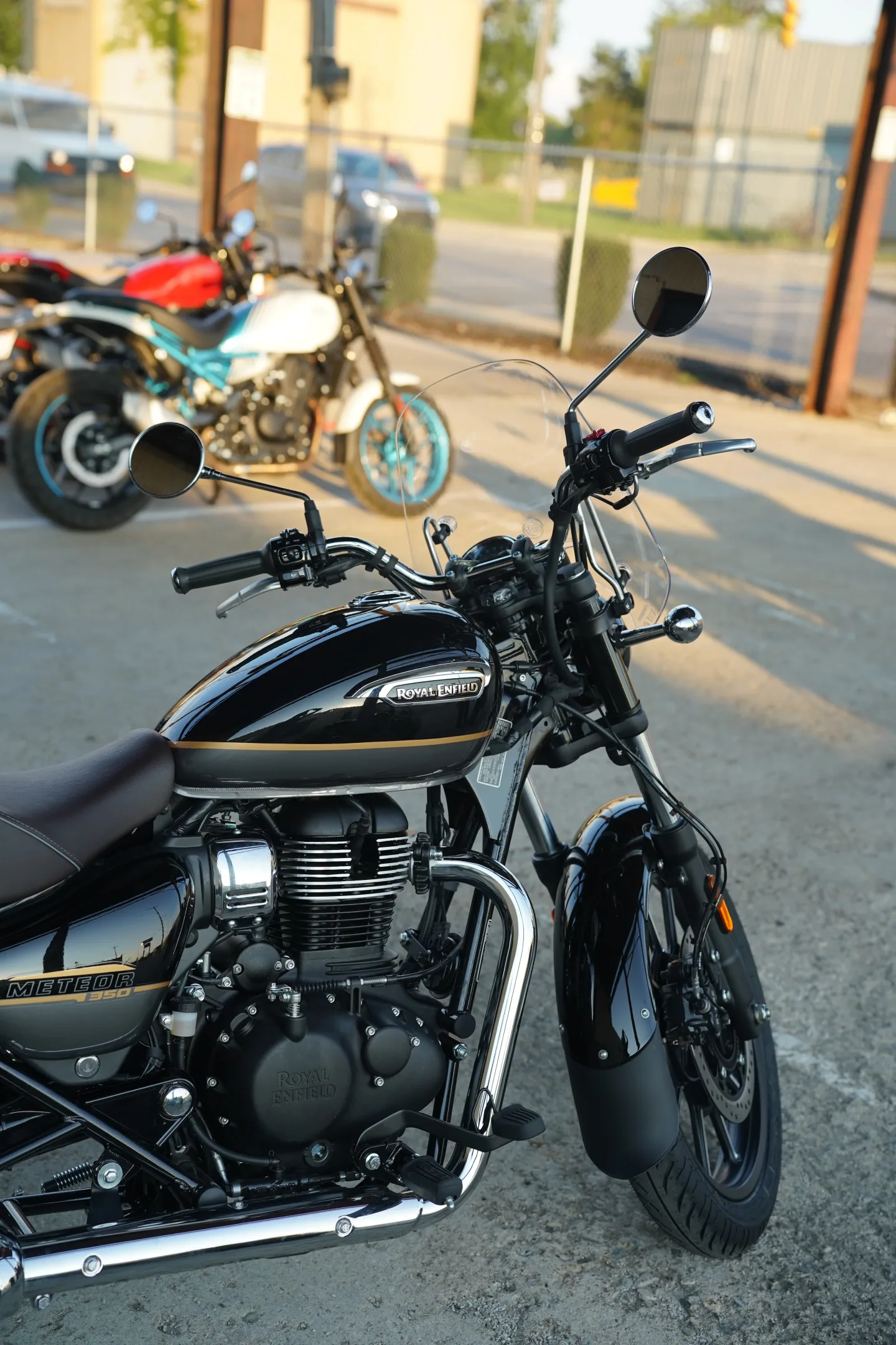2027 Royal Enfield Meteor 350 - Supernova Black