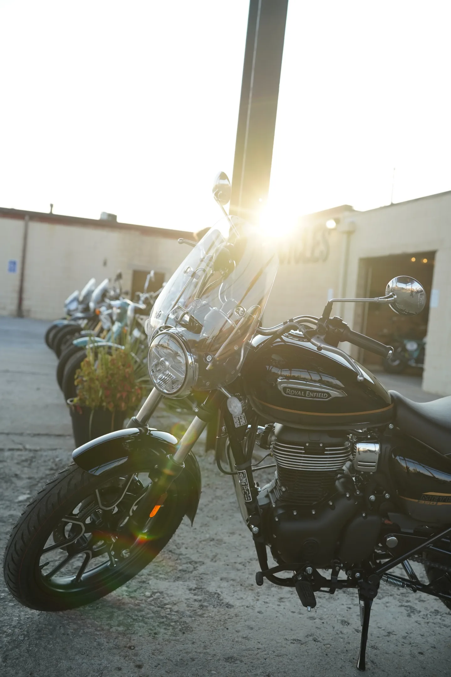 2027 Royal Enfield Meteor 350 - Supernova Black
