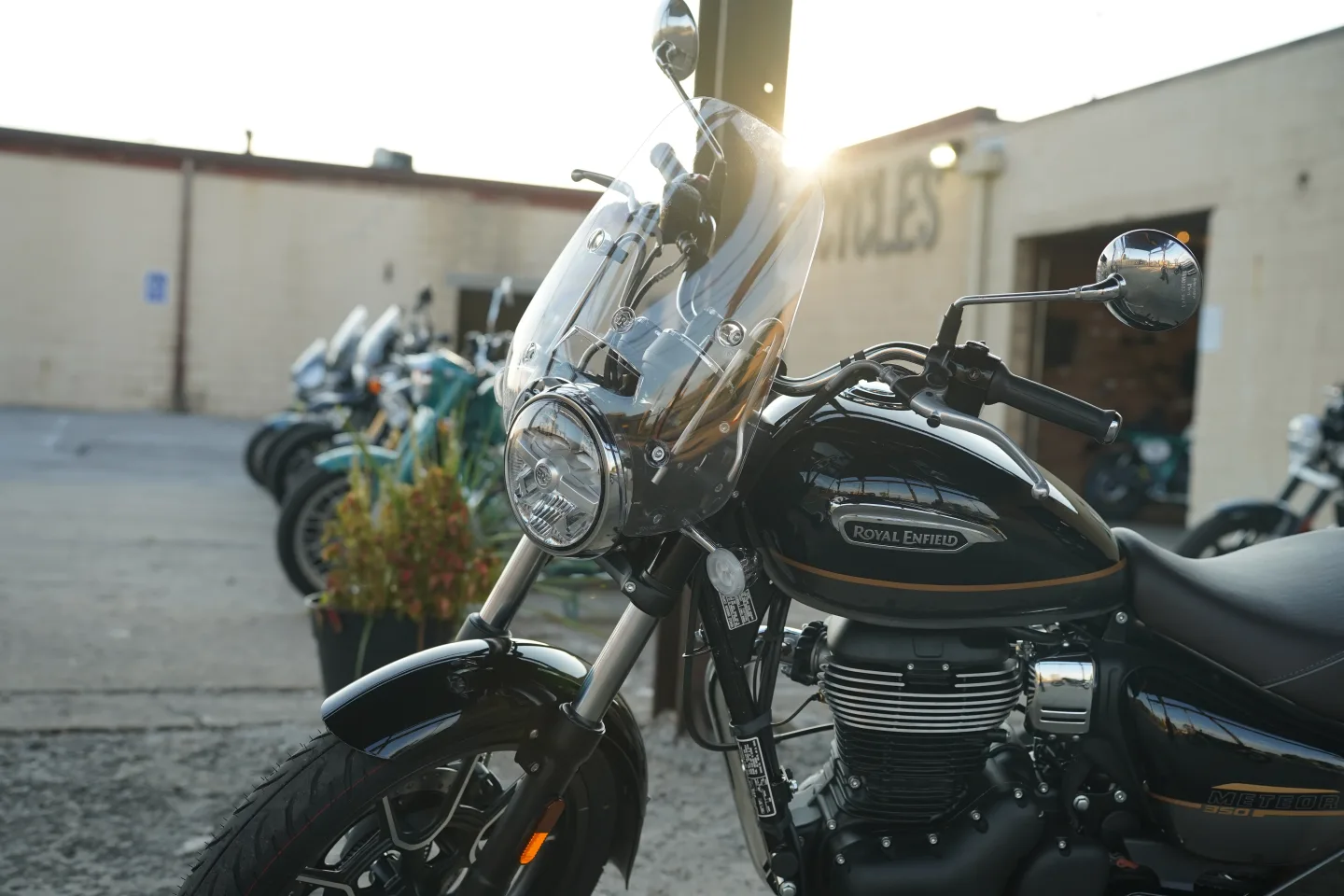 2027 Royal Enfield Meteor 350 - Supernova Black