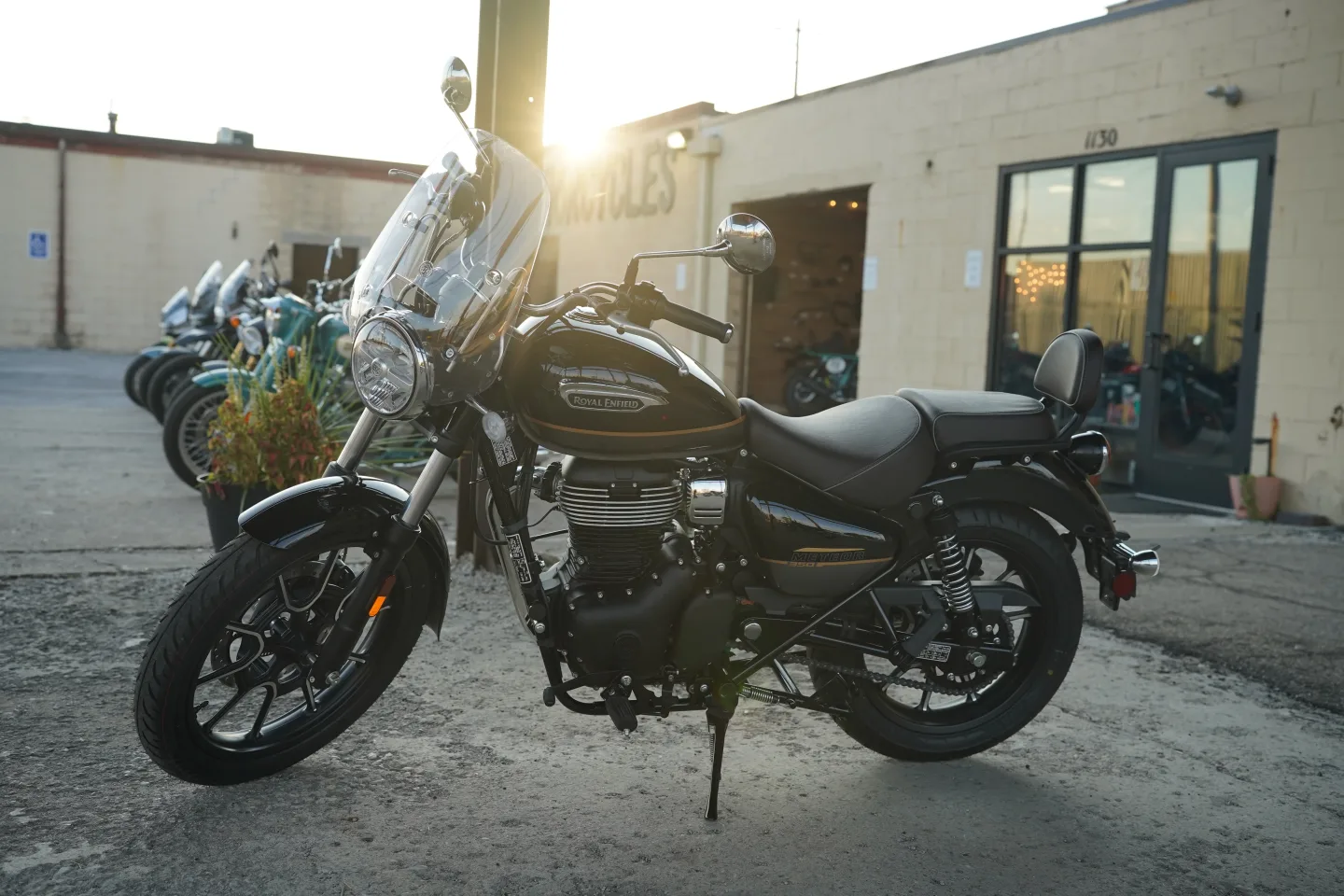 2027 Royal Enfield Meteor 350 - Supernova Black