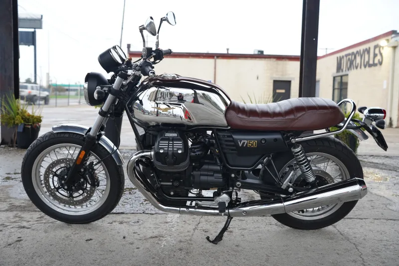 DSC03600 2017 Moto Guzzi V7 III - Anniversario