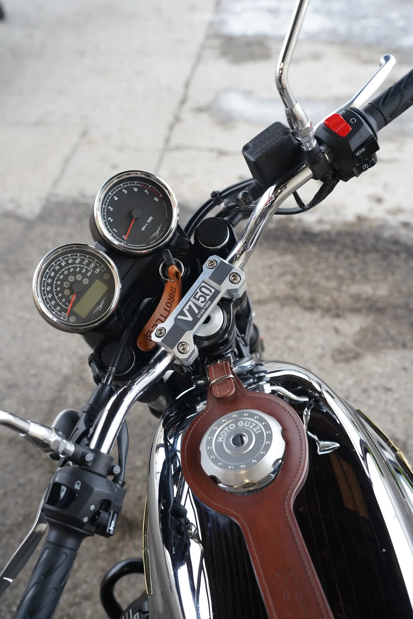 DSC03641 2017 Moto Guzzi V7 III - Anniversario