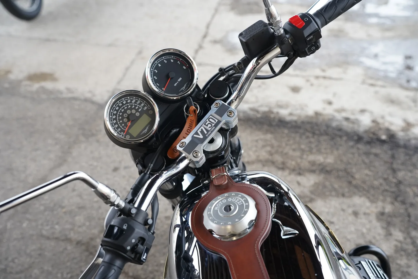 DSC03642 2017 Moto Guzzi V7 III - Anniversario