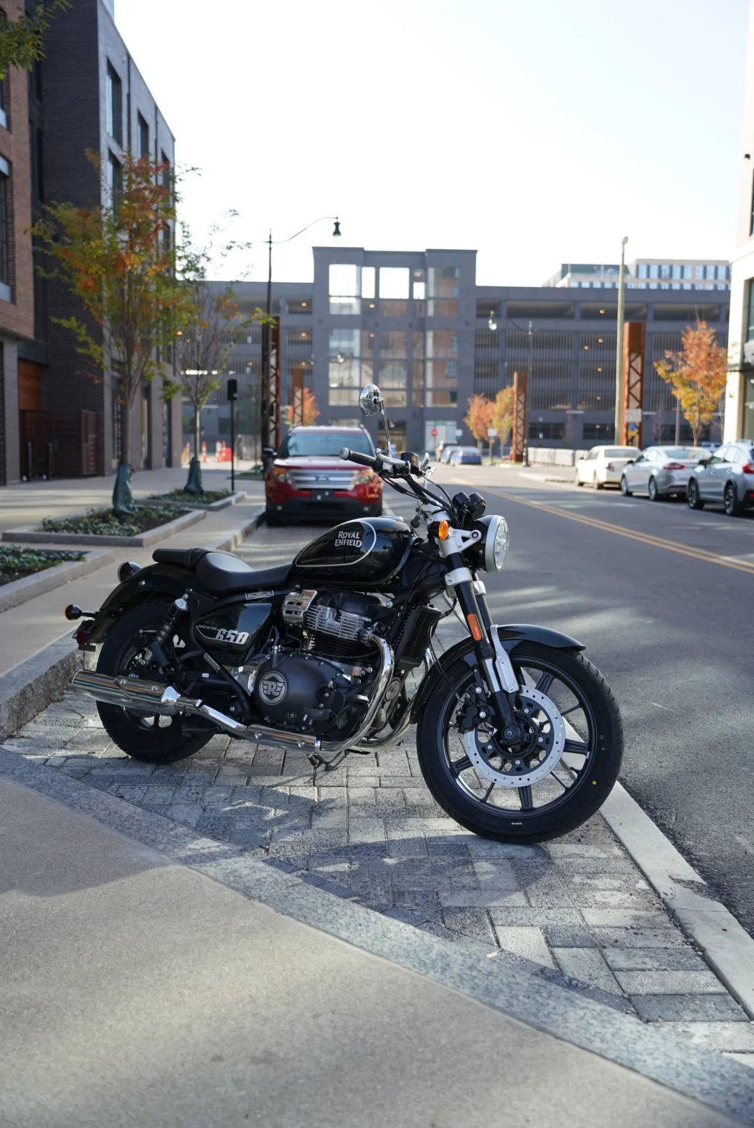 2024 Royal Enfield Super Meteor 650 - Astral Green