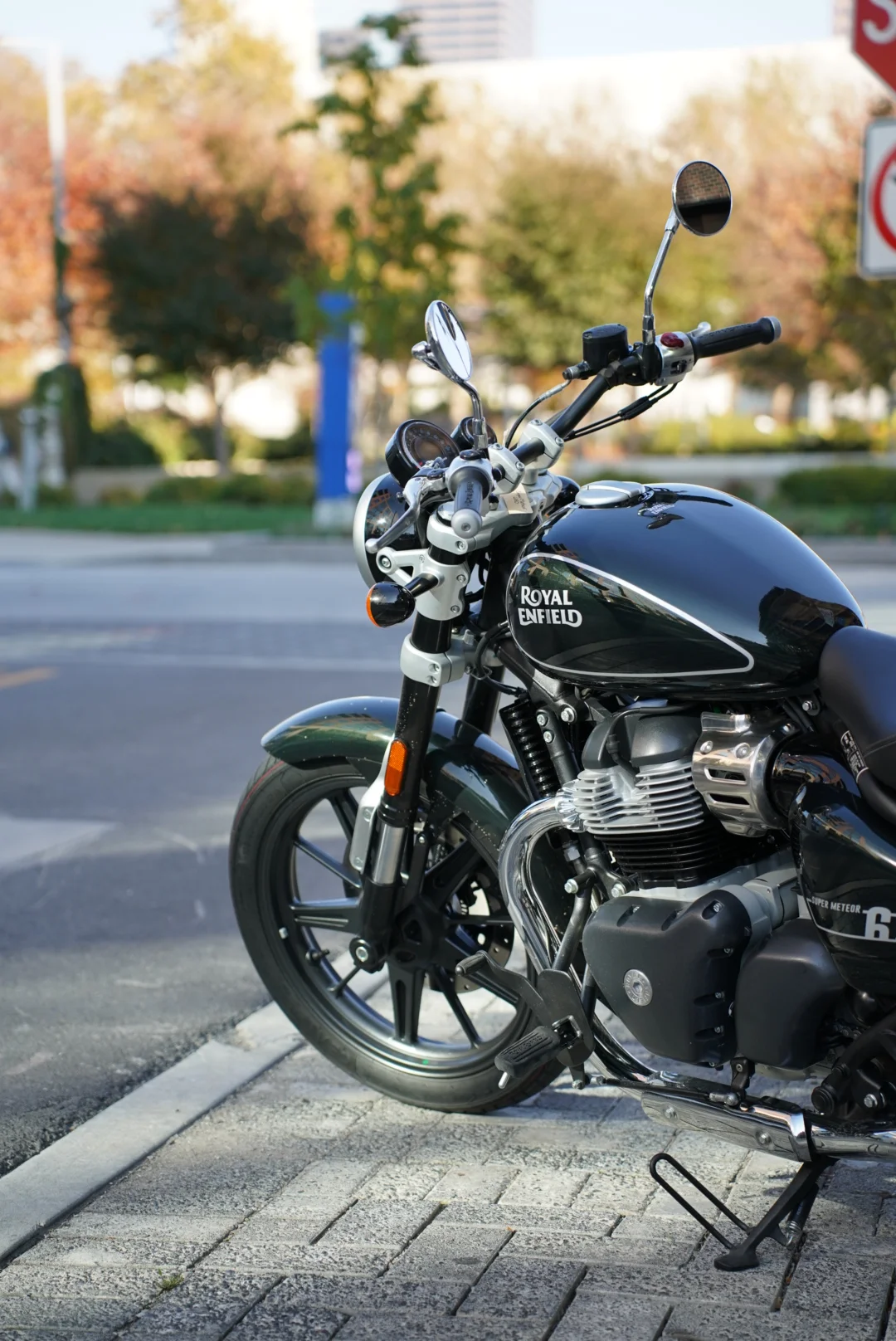 2024 Royal Enfield Super Meteor 650 - Astral Green