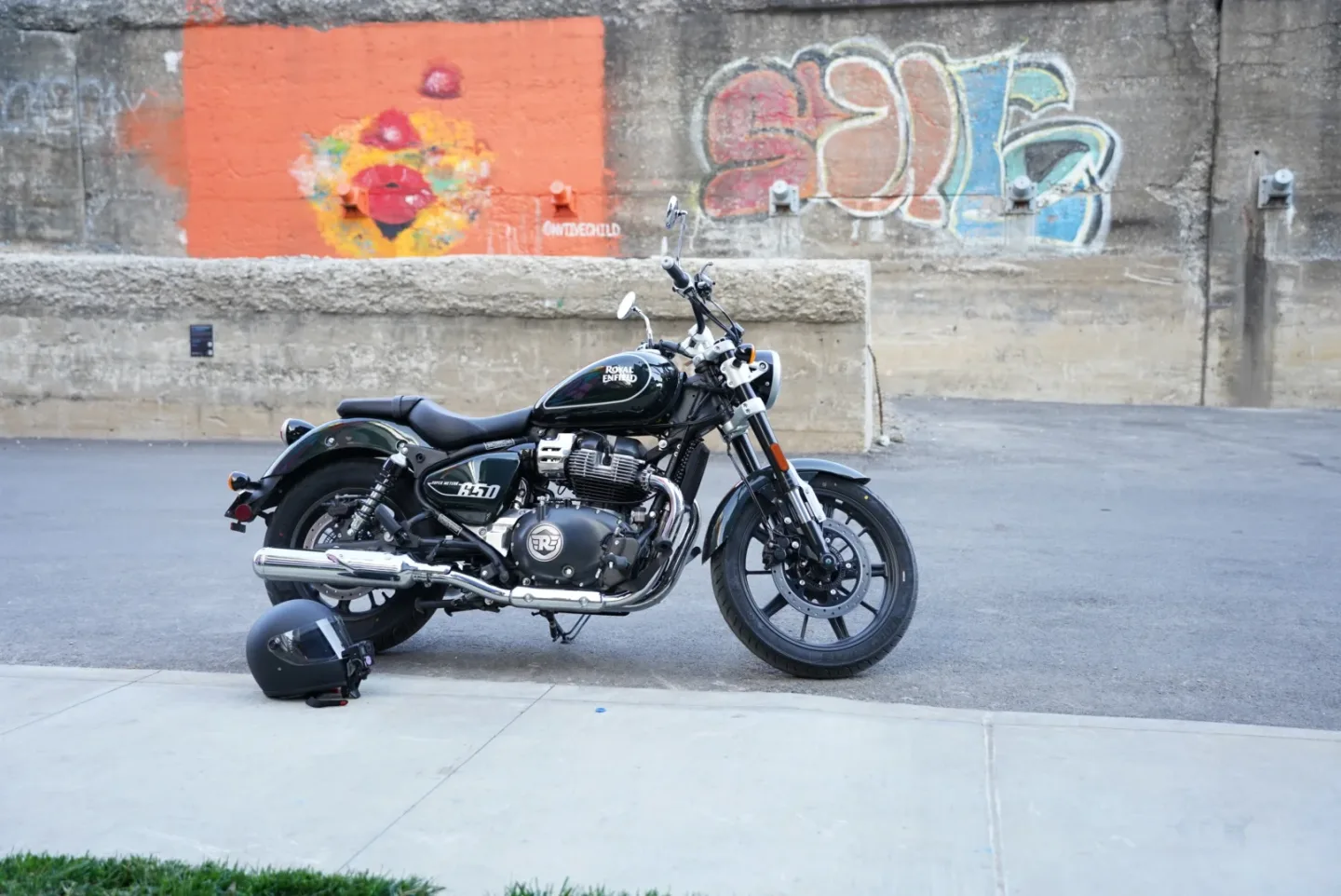 2024 Royal Enfield Super Meteor 650 - Astral Green