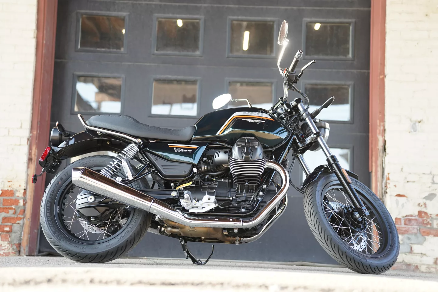 2027 Moto Guzzi V7 Special - NERO SMERALDO