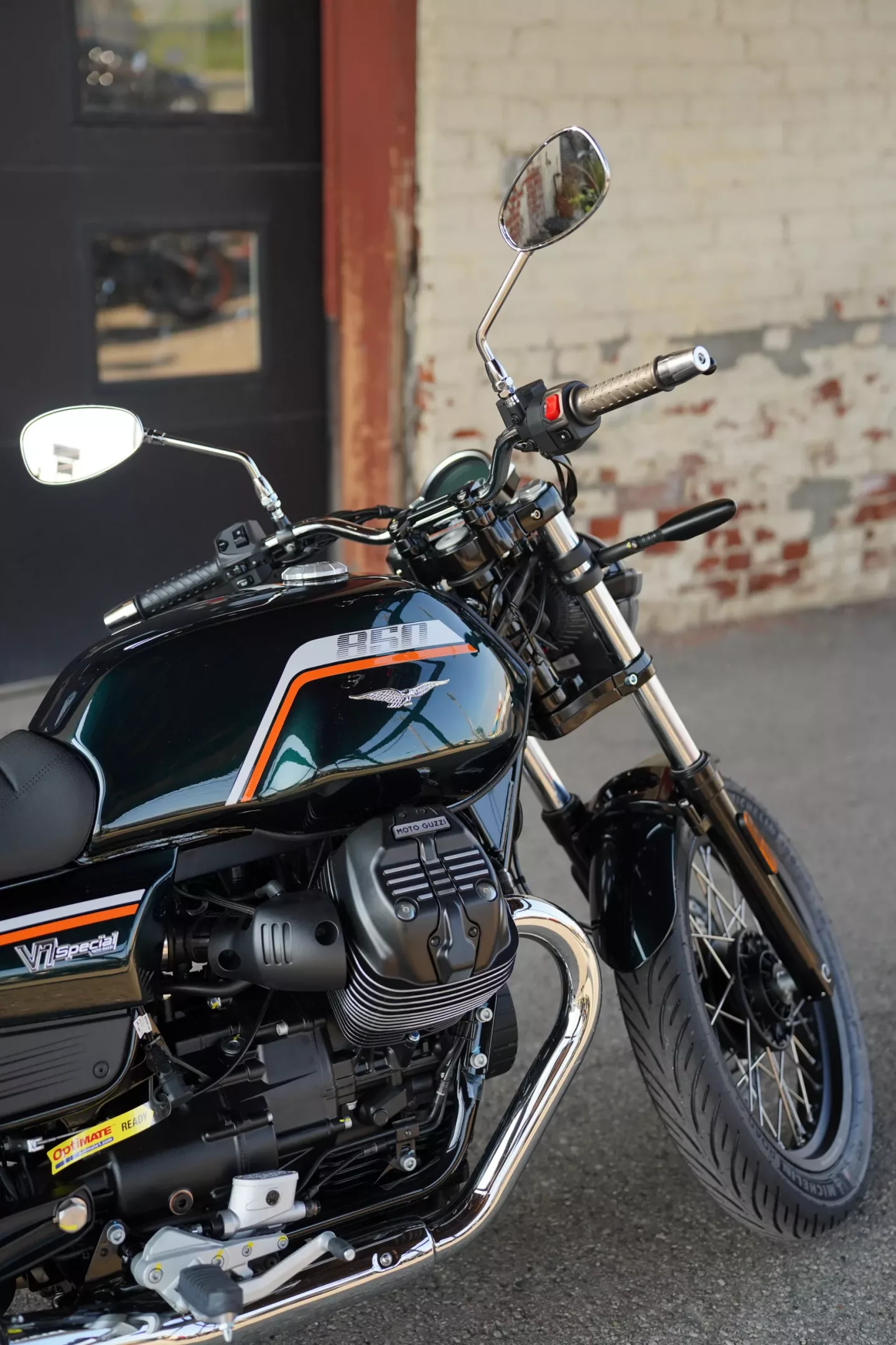 2027 Moto Guzzi V7 Special - NERO SMERALDO