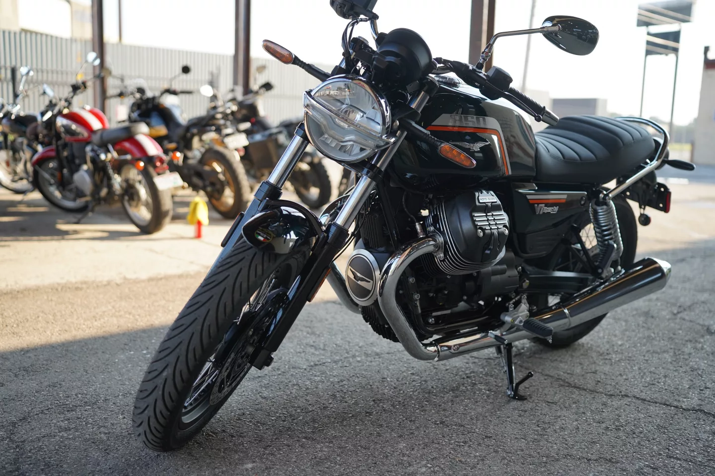 2027 Moto Guzzi V7 Special - NERO SMERALDO
