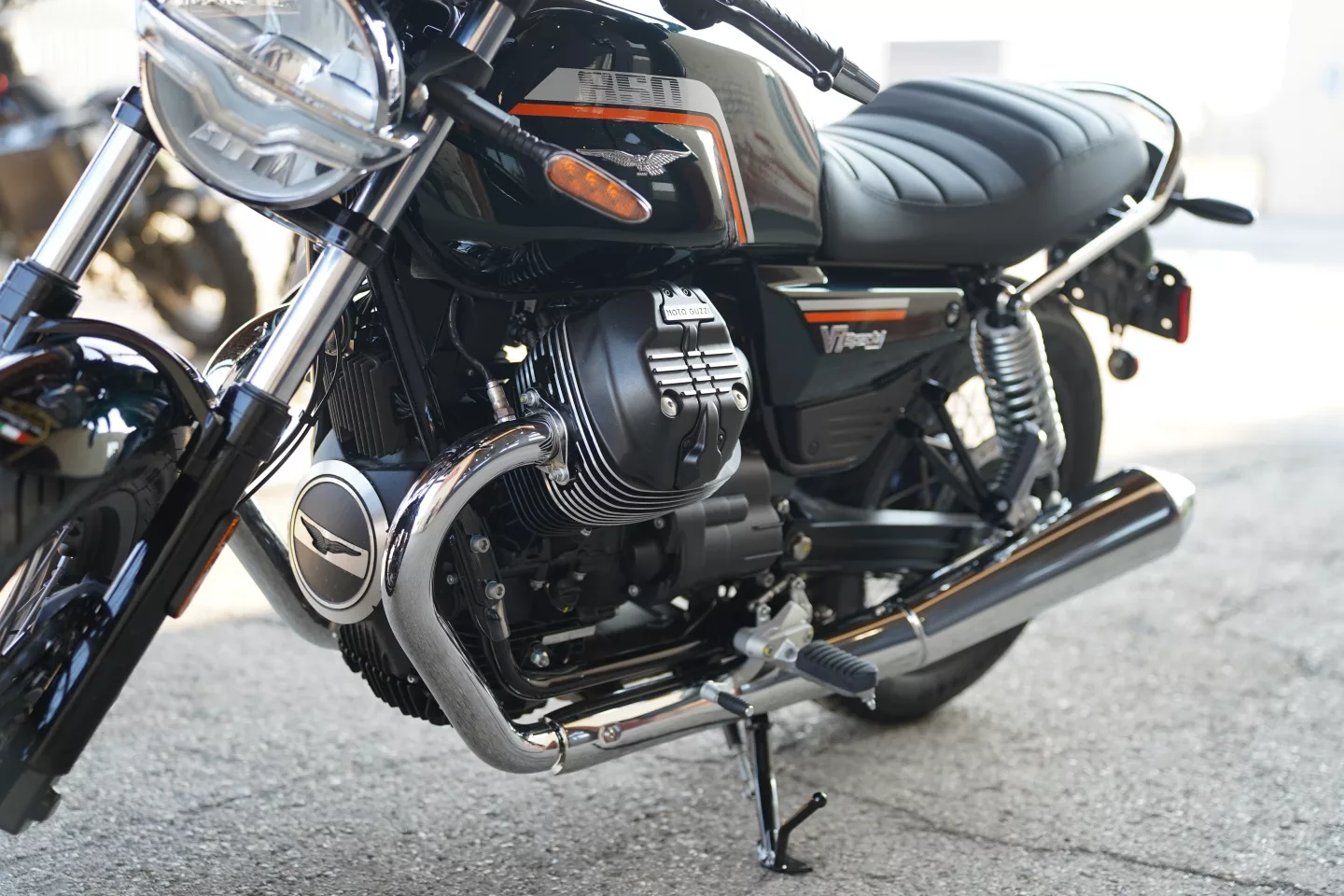 2027 Moto Guzzi V7 Special - NERO SMERALDO