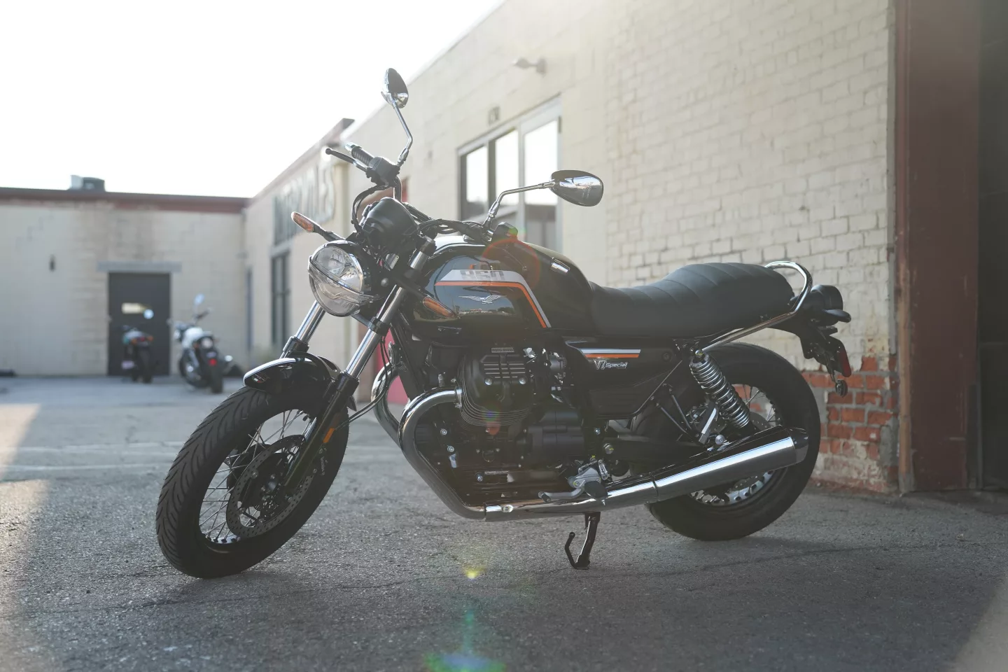 2027 Moto Guzzi V7 Special - NERO SMERALDO