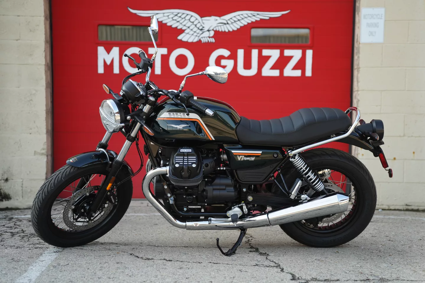 2027 Moto Guzzi V7 Special - NERO SMERALDO