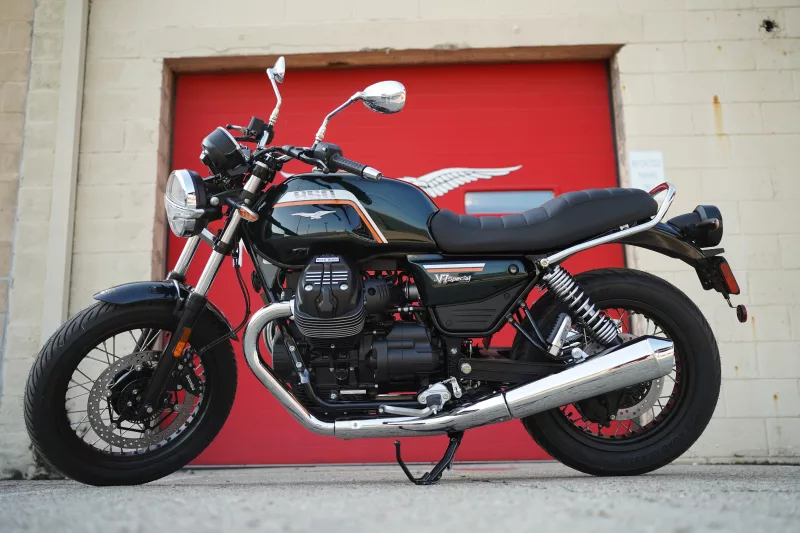 2027 Moto Guzzi V7 Special - NERO SMERALDO