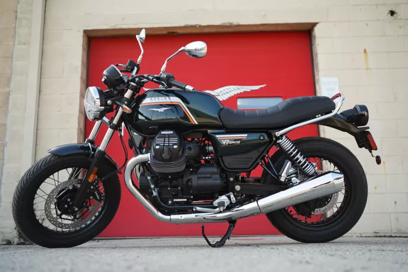 2027 Moto Guzzi V7 Special - NERO SMERALDO
