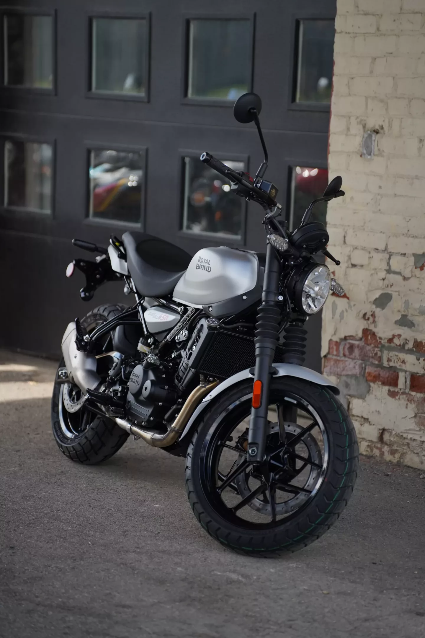 2026 Royal Enfield Guerrilla 450 - Smoke Silver