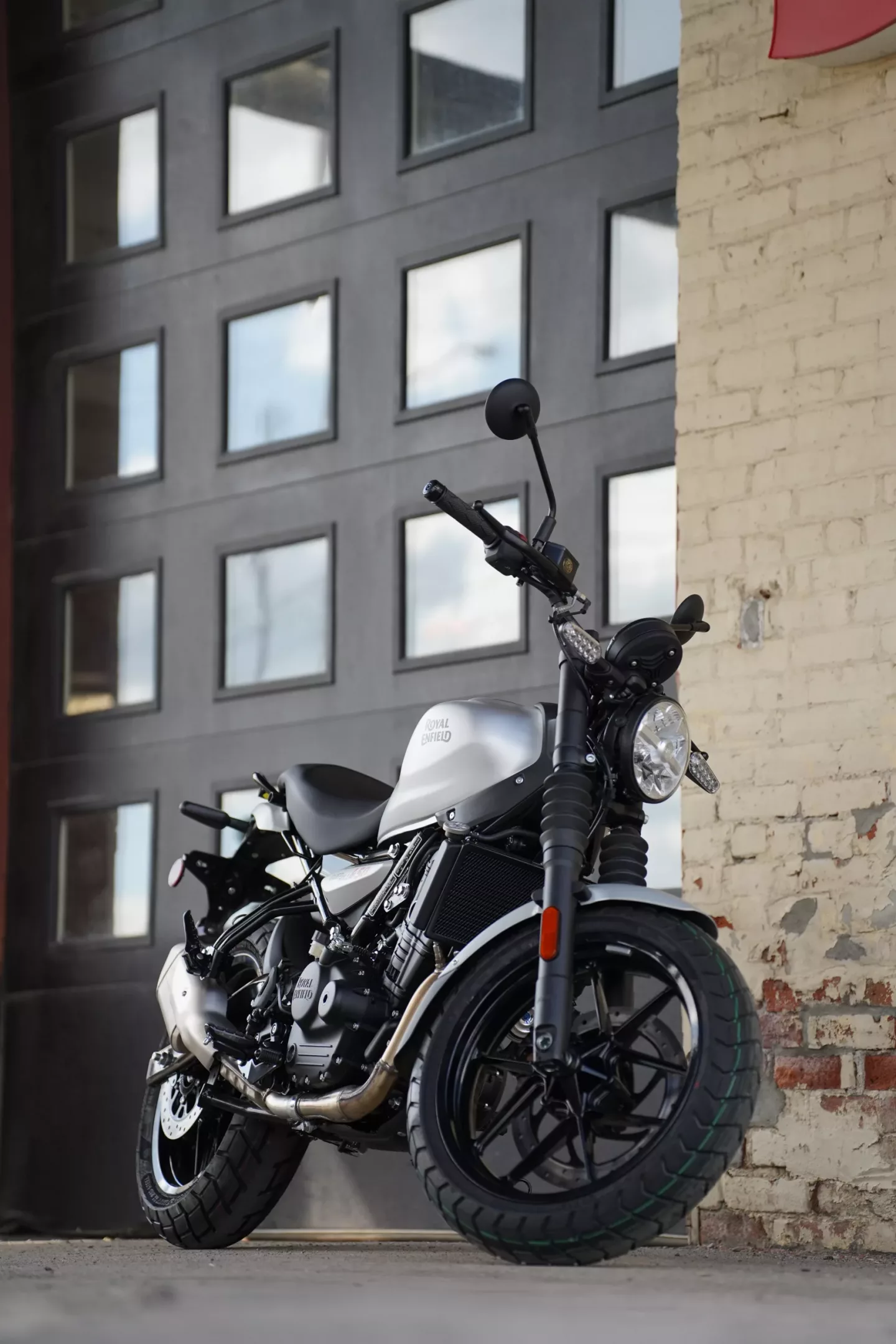 2026 Royal Enfield Guerrilla 450 - Smoke Silver