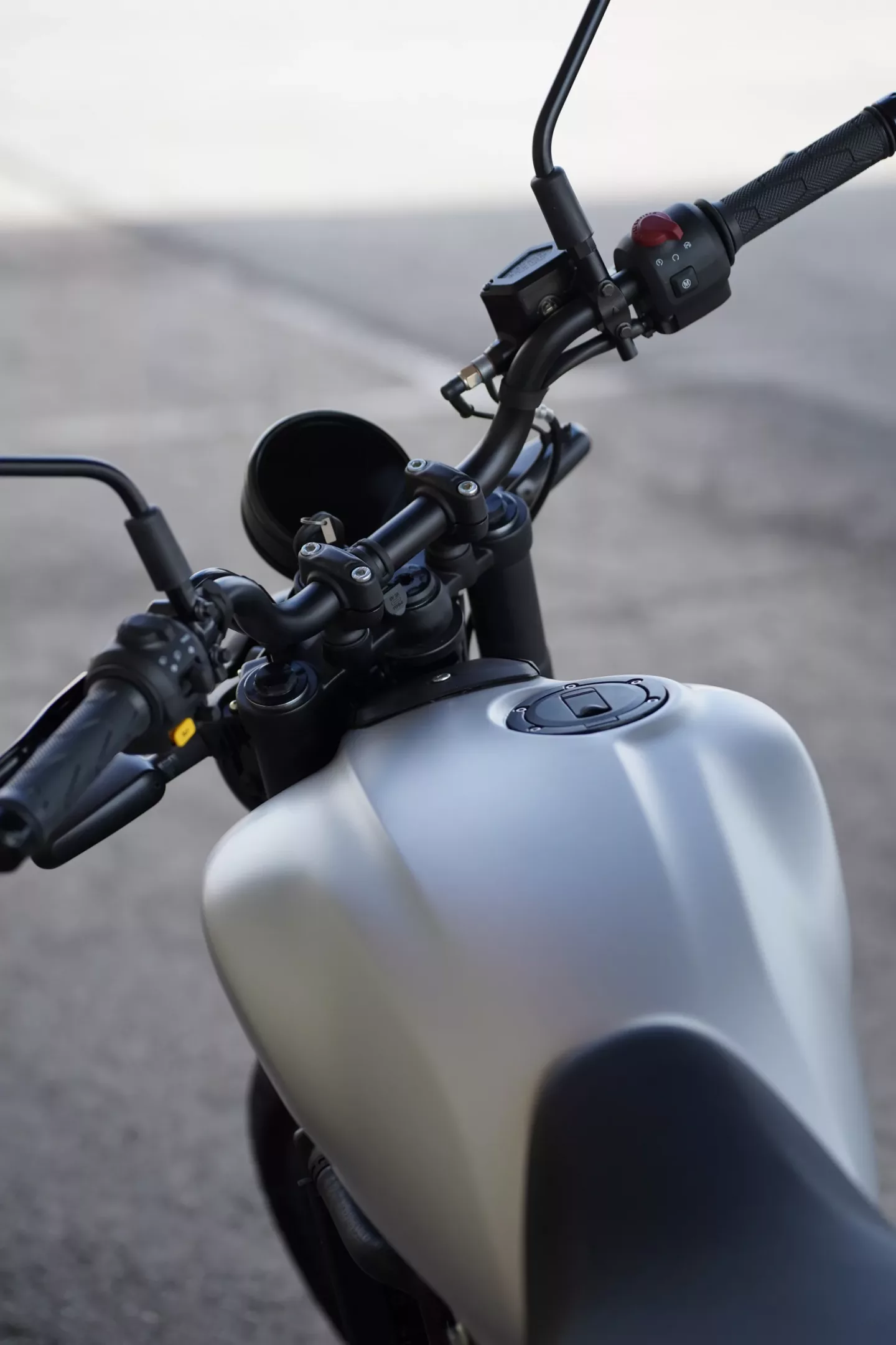 2026 Royal Enfield Guerrilla 450 - Smoke Silver