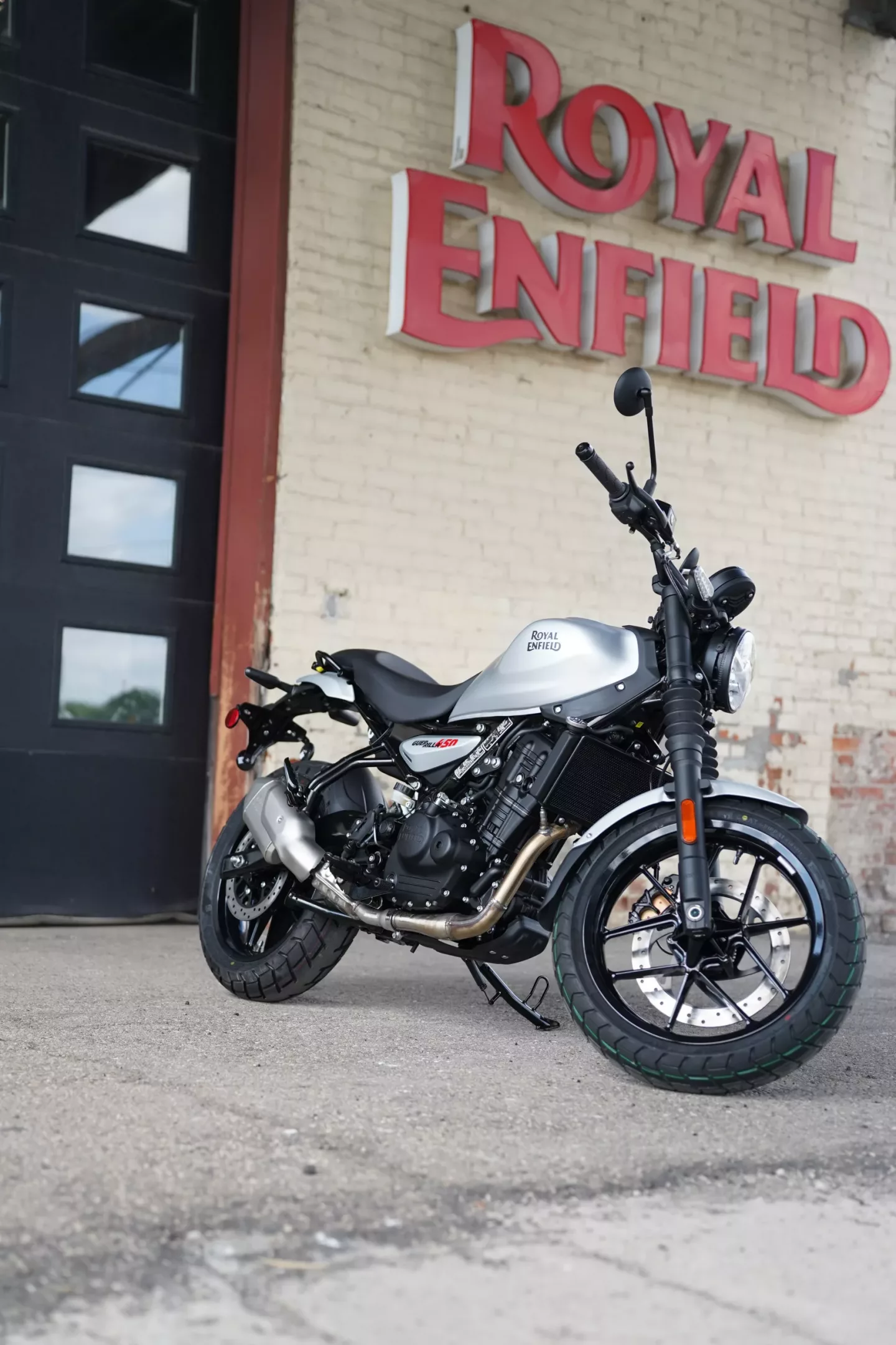 2026 Royal Enfield Guerrilla 450 - Smoke Silver