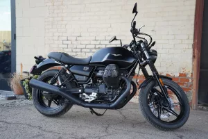 2024 Moto Guzzi V7 Stone - Nero Ruvido