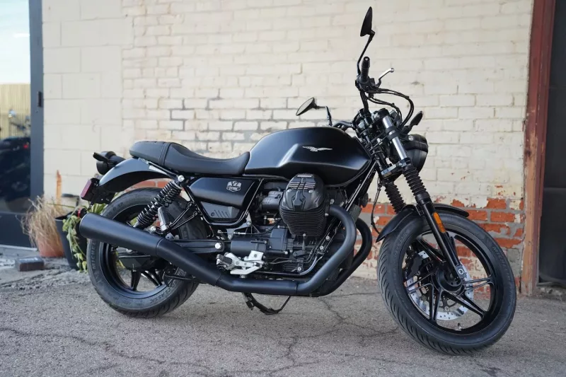 2024 Moto Guzzi V7 Stone - Nero Ruvido