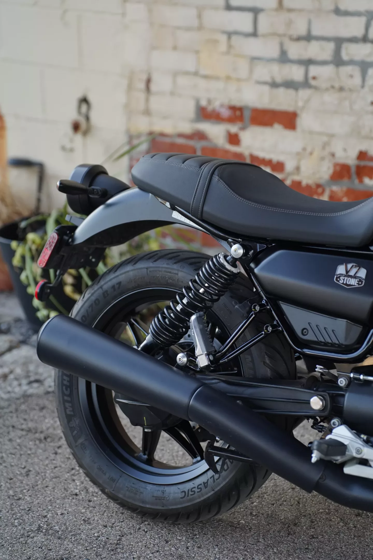 2024 Moto Guzzi V7 Stone - Nero Ruvido