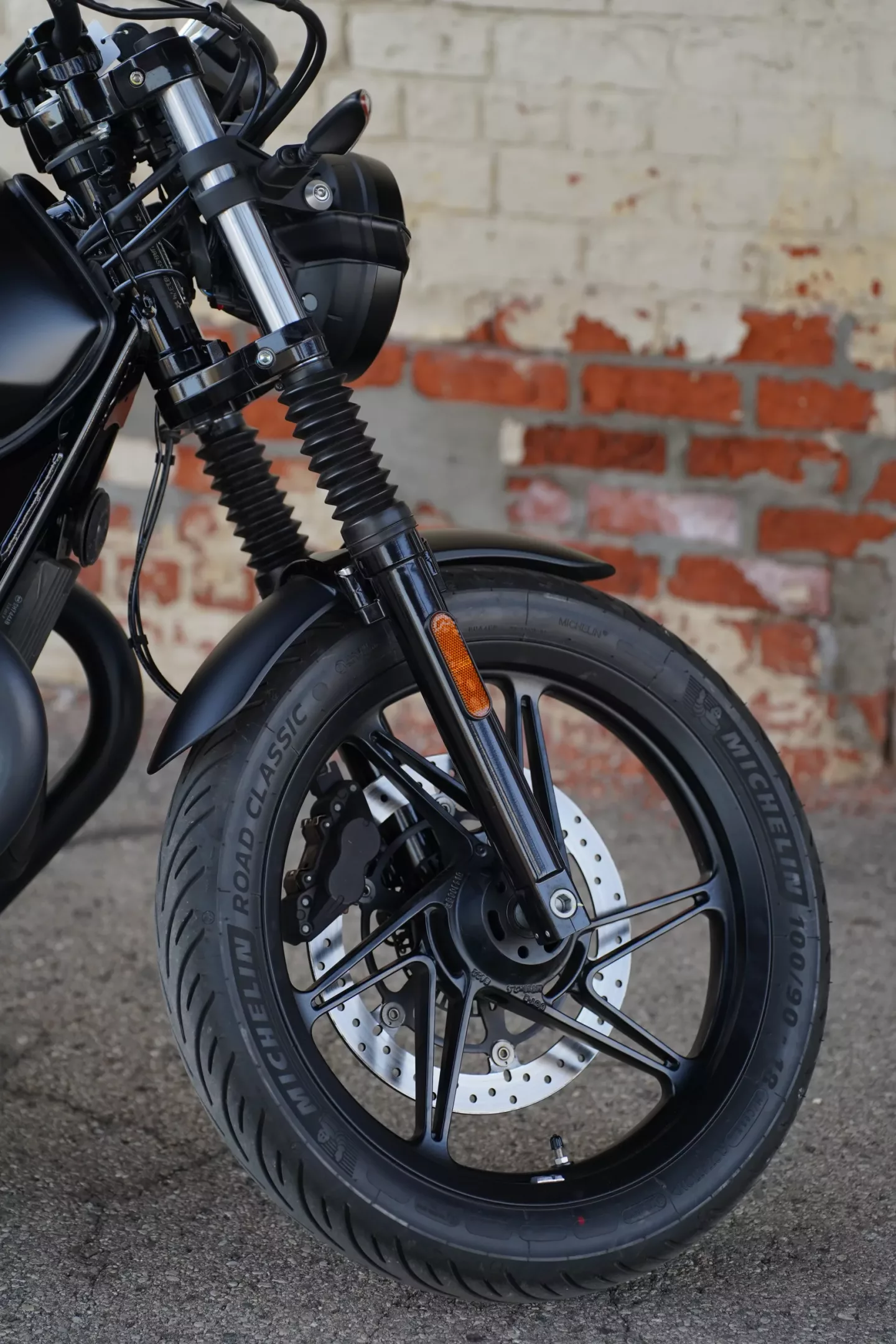 2024 Moto Guzzi V7 Stone - Nero Ruvido