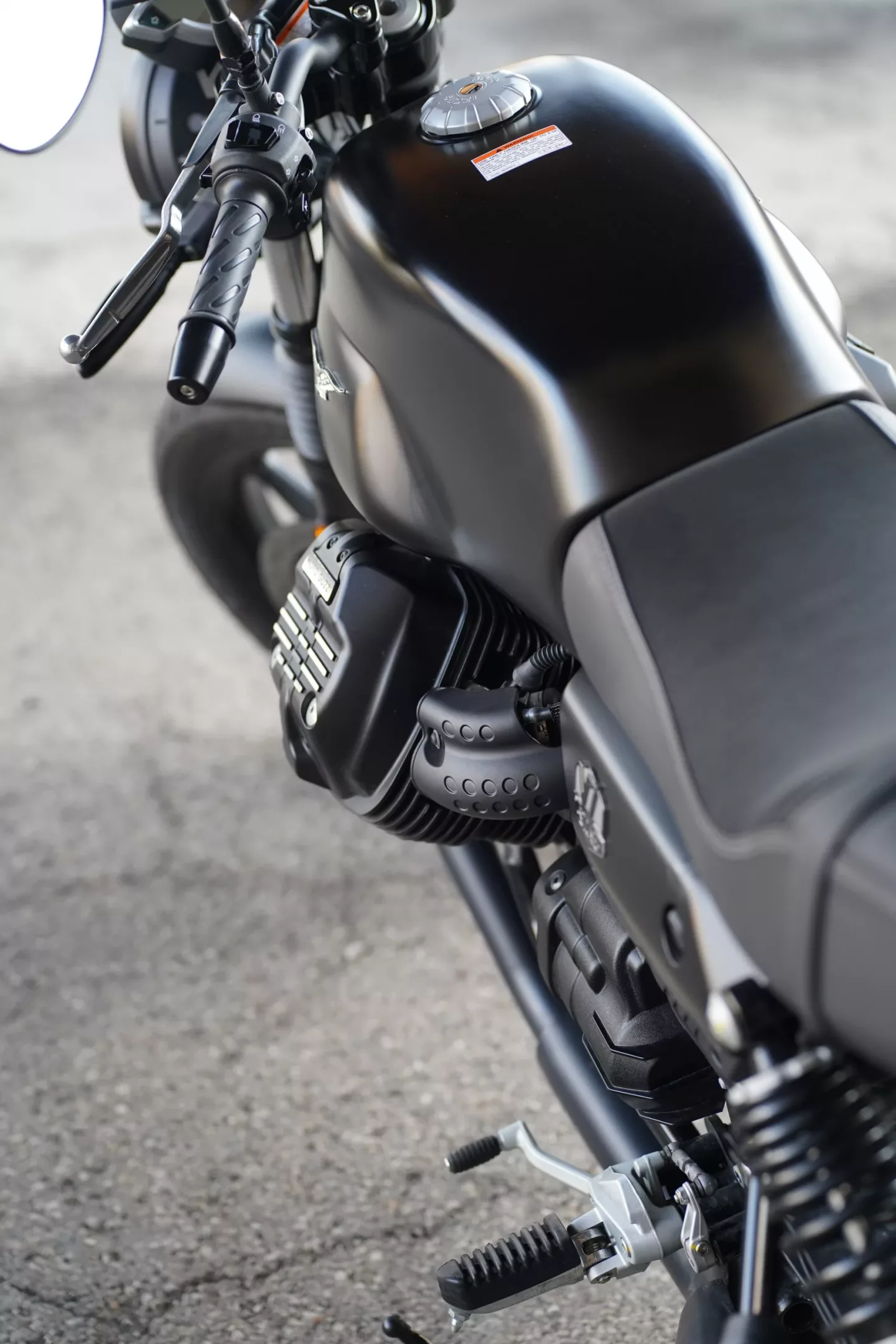 2024 Moto Guzzi V7 Stone - Nero Ruvido