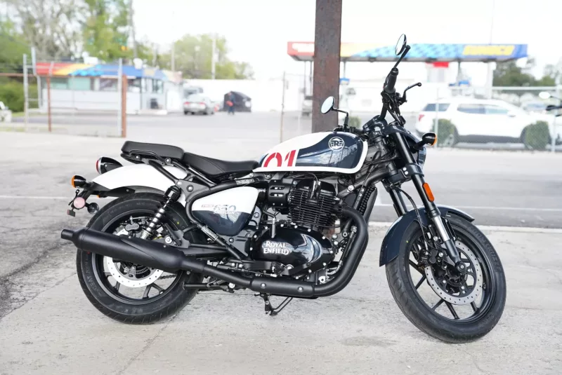 2025 Royal Enfield Shotgun 650 - Stencil White