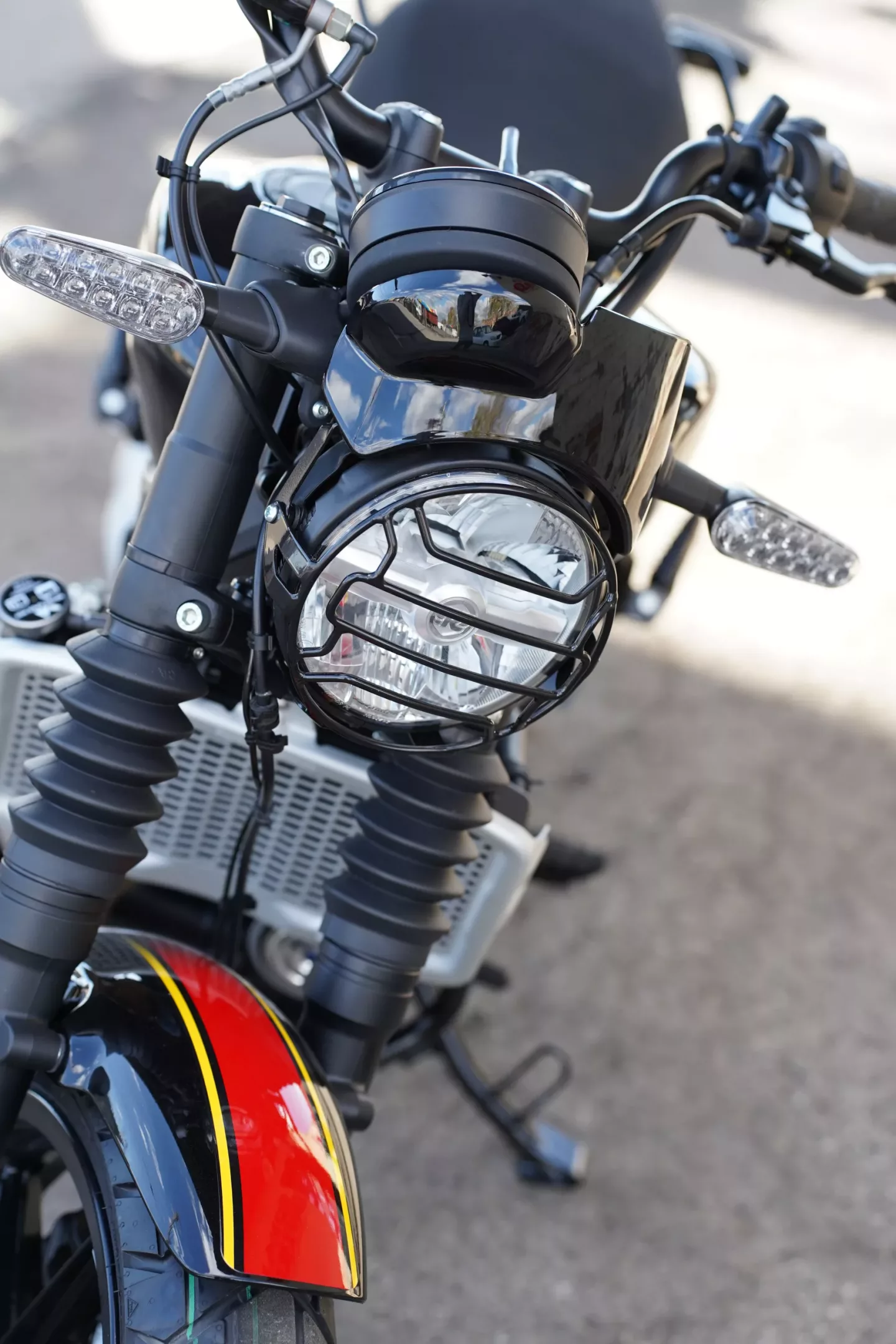 DSC08255 2026 Royal Enfield Guerrilla 450 - Playa Black Fully Loaded