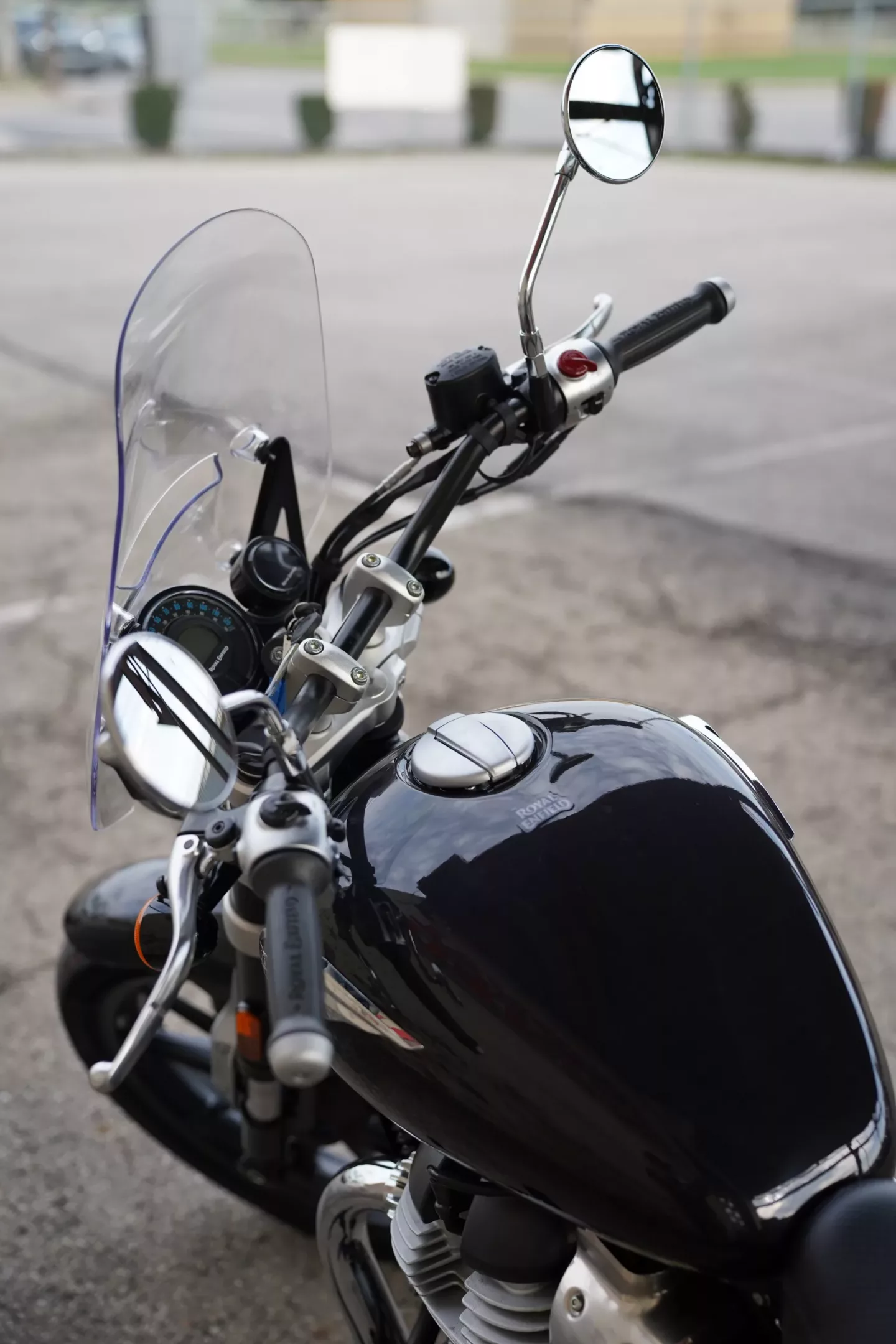DSC08952 2026 Royal Enfield Super Meteor 650 - Interstellar Green