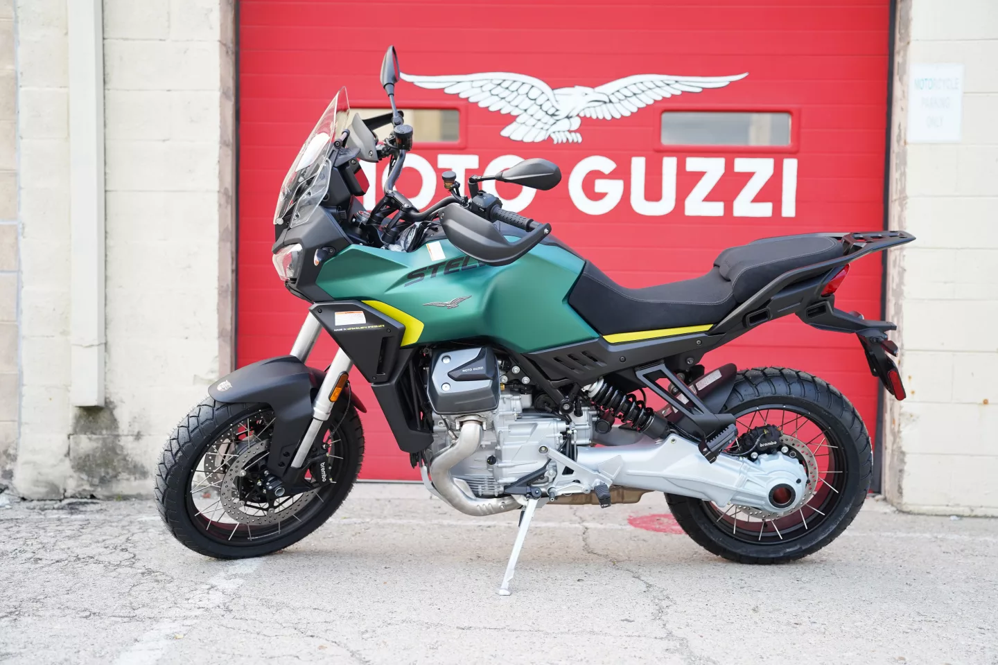 DSC09906 2027 Moto Guzzi Stelvio - Green Hiking PFF (Radar)